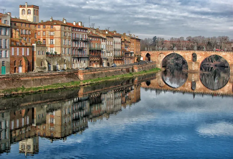 montauban on tarn river - pont vieux