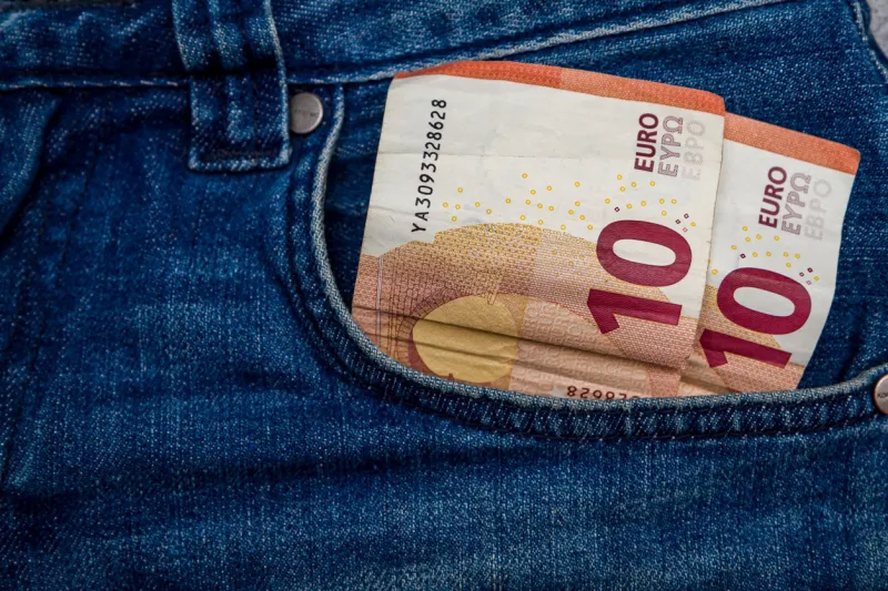 money in my pocket, 20 euros in my jeans pocket, two 10 euro bills, pocket money
