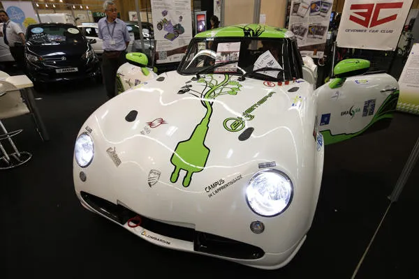 les gens regardent le pgo e-hemera, une voiture électrique créée par les étudiants du club des cévennes de l'école des mines d'ales et lauréat du troisième prix e du concours lépine à la foire de paris le 7, 2016 afp photo francois guillot