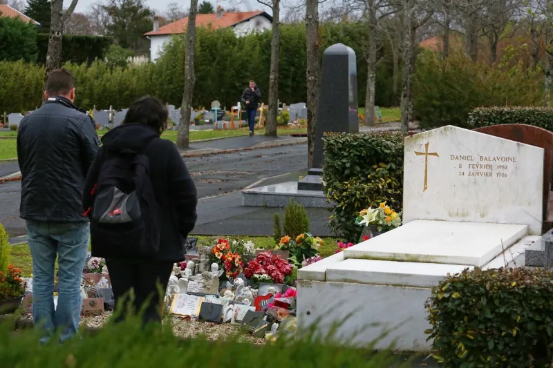 la tombe du chanteur daniel balavoine au cimetiere de ranquine a biarritz (64) le