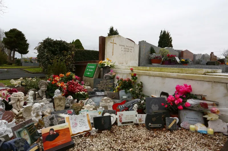 la tombe du chanteur daniel balavoine au cimetiere de ranquine a biarritz (64) le