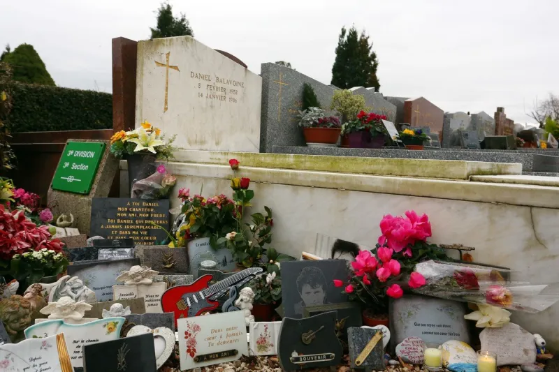 la tombe du chanteur daniel balavoine au cimetiere de ranquine a biarritz (64) le