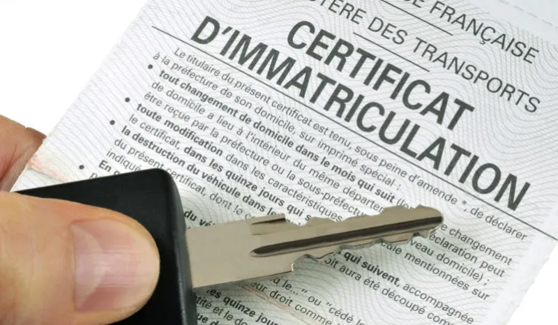 certificat d'immatriculation et clé de voiture