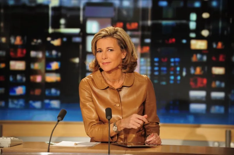 la présentatrice claire chazal pose dans la salle de rédaction de tf1 à paris, france, le 15 novembre 2008 photo par max colin abacapresscom