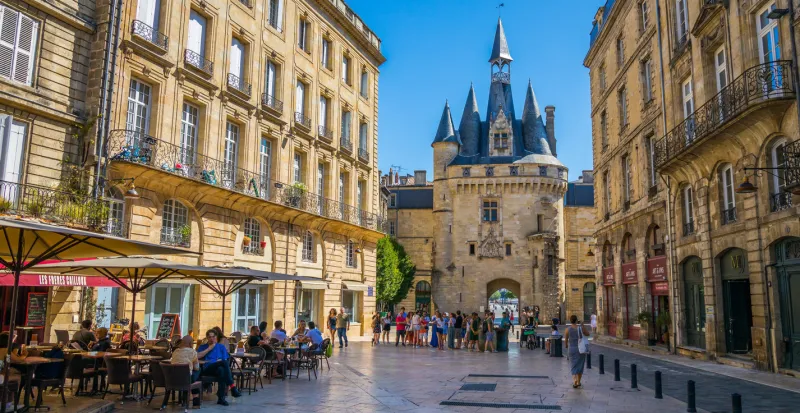 place du palais and it famous porte cailhau in bordeaux