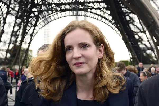 ump candidat du parti pour paris 2014 l'élection du maire nathalie kosciusko-morizet se promène près de la tour eiffel au cours d'une campagne visite sur le thème de la sécurité le 19 septembre 2013 à paris photo eric feferberg afp