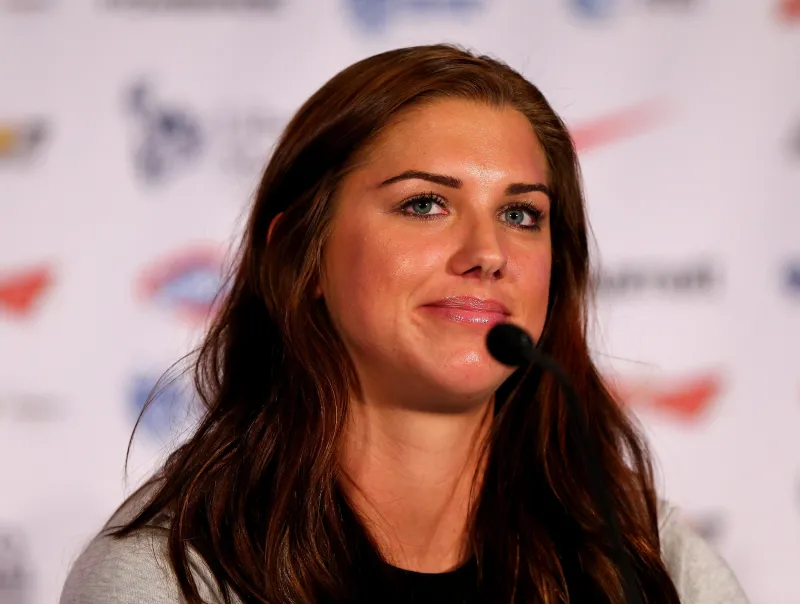 new york, ny - mai 27 alex morgan répond aux questions lors de la journée des médias de la coupe du monde des femmes aux états-unis au marriott marquis hotel le 27 mai 2015 à new york elsa getty images afp