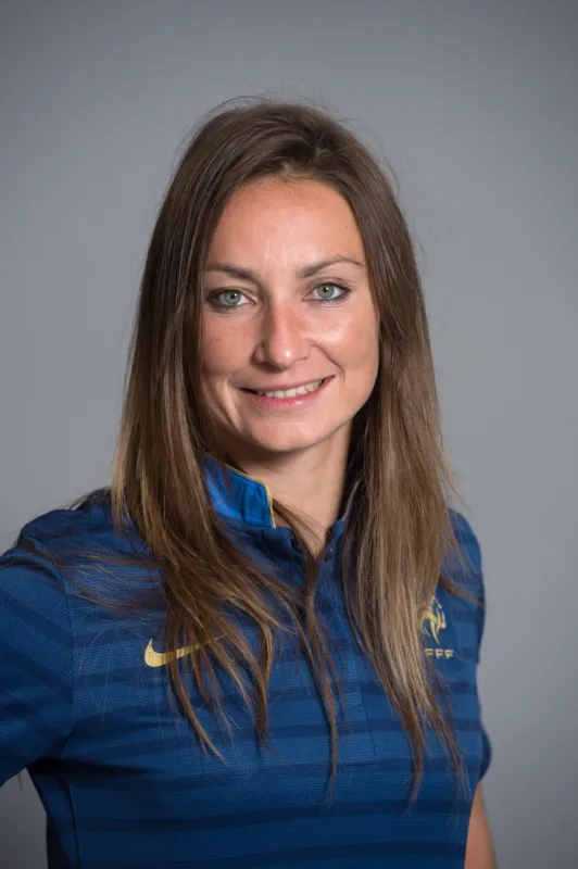 l'avant de l'équipe nationale féminine de football français gaetane thiney lors d'une séance de portrait, le 16 septembre 2013 à clairefontaine-en-yvelines, en dehors de paris afp photo martin bureau