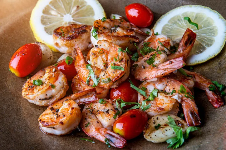 grilled spicy shrimps with seasoning and vegetables