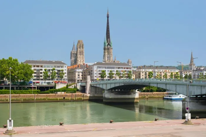 esplanade de sena à rouen dans une journée d'été