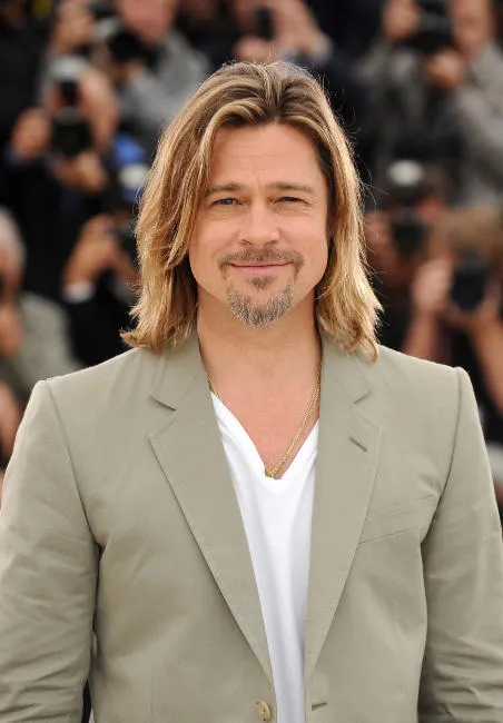 brad pitt pose lors du photocall de les tuer doucement dans le cadre du 65ème festival du film cannes à cannes, france le 22 mai 2012 photo par lionel hahn abacapresscom