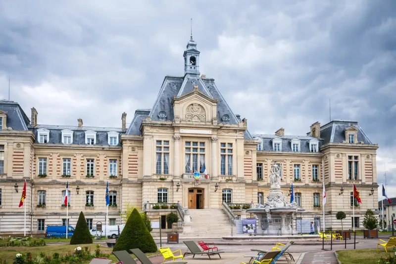 picture of the townhall hotel deville in the town evreux, france