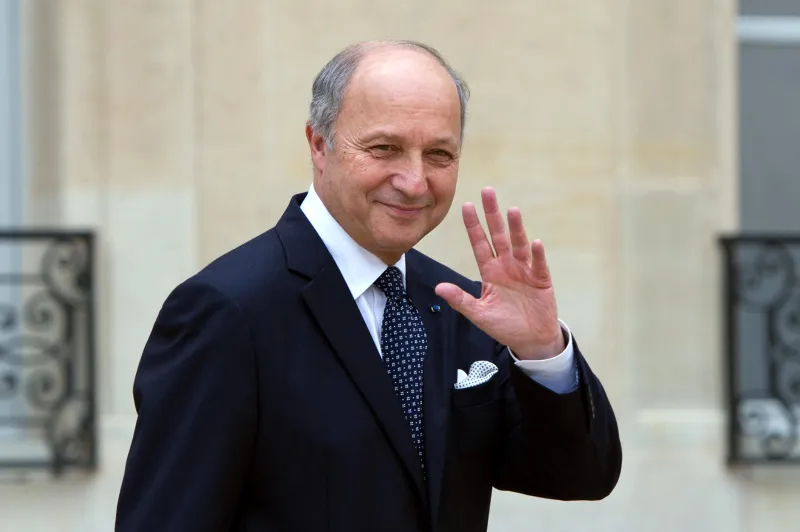 le ministre des affaires etrangères français laurent fabius salue alors qu'il quitte le palais présidentiel d'elysée après avoir assisté à la réunion hebdomadaire du cabinet à paris le 1er août 2012 afp photo bertrand langlois