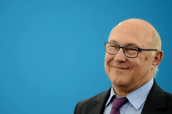 le ministre français de l'economie, des finances et du commerce extérieur, michel sapin, après une visite de l'usine sab à gasny le 27 juin 2014 afp photo dominique faget