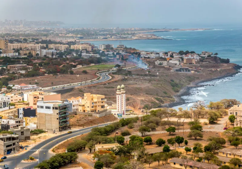 vue aérienne de la ville de dakar, au sénégal, montrant les bâtiments densément remplis et une autoroute