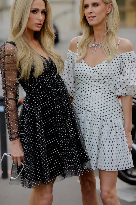 street style, paris hilton et nicky hilton arrivant au défilé zimmermann printemps-été 2024, organisé au palais de tokyo, paris, france, le 2 octobre 2023 photo par marie-paola bertrand-hillion abacapresscom