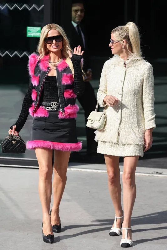 paris hilton, nicky hilton assiste au défilé chanel womenswear printemps-été 2024 dans le cadre de la semaine de la mode à paris, france, le 03 octobre 2023 photo par nasser berzane abacapresscom