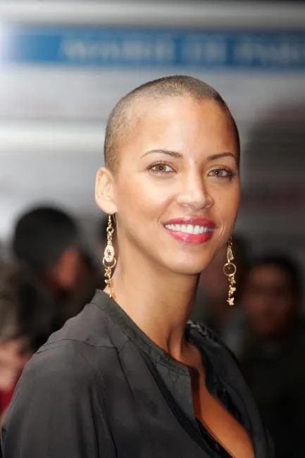 mannequin et actrice noemie lenoir arbore une nouvelle coiffure alors qu'elle assiste à un concert célébrant le ramadan au stade de la charlotte, à paris, france, le 30 septembre 2006 photo par la mousse abacapresscom