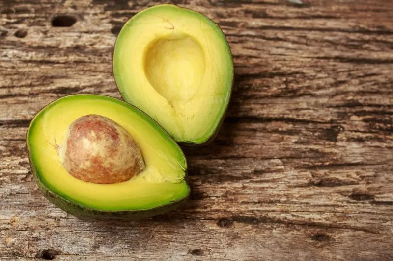 avocat coupé en deux sur le vieux bois