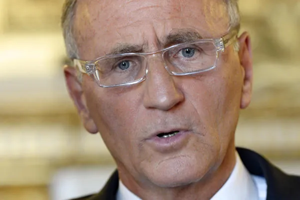 la vice-ministre française de la réforme territoriale andré vallini s'exprime devant la presse lors d'une séance de questions au gouvernement au sénat le 17 juillet 2014 à paris afp photo bertrand guay