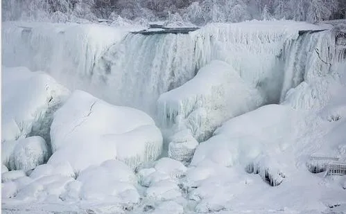 maire de la mairie de levallois-perret et candidat à sa propre succession pour les élections municipales de 2014, patrick balkany, pose à son bureau à levallois-perret le 18 novembre 2013 afp photo eric feferberg