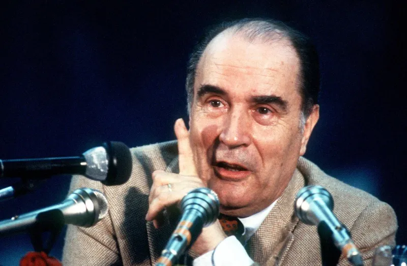le candidat socialiste à l'élection présidentielle françois mitterrand s'adresse aux militants lors du meeting à paris en avril 1981  afp photo (photo by afp   afp)