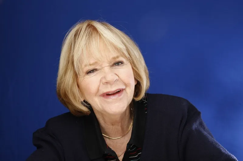 laurence badie pose lors d'une séance photo à paris, france, février 2010 photo par vim abacapresscom