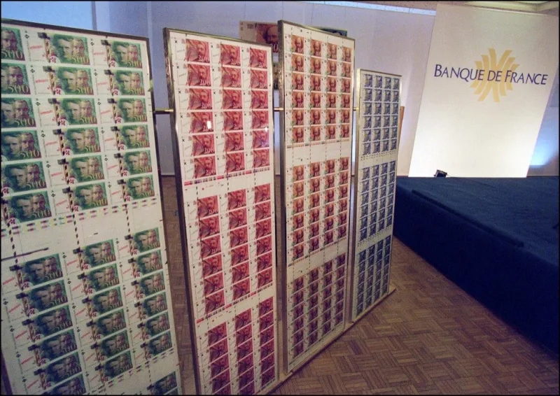 photo prise le 03 décembre 1997 au siège de la banque de france à paris panneaux affichant des billets de 50, 100, 200 et 500 francs français (photo by pascal pavani   afp)