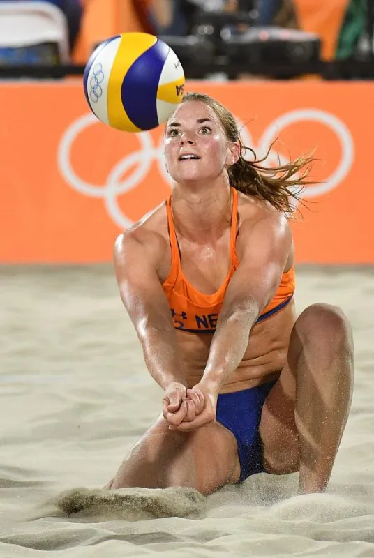 jantine van der vlist des pays-bas joue un coup lors du match de qualification de volleyball de plage entre l'allemagne et les pays-bas à l'arène de beach volley à rio de janeiro le 9 août 2016, pour les jeux olympiques rio 2016 afp photo leon neal