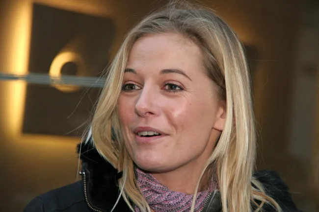 flavie flament quitte la station de radio rtl, rue bayard à paris, france, le 15 mars 2006 photo par denis guignebourg abacapresscom