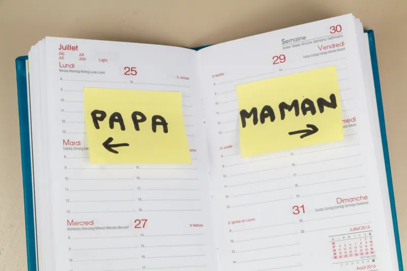 agenda ouvert avec jours papa et maman pour garde alternée des