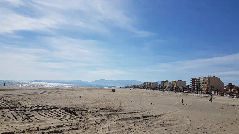 la plage de canet-en-roussillon vue depuis la jetée au mois de mars