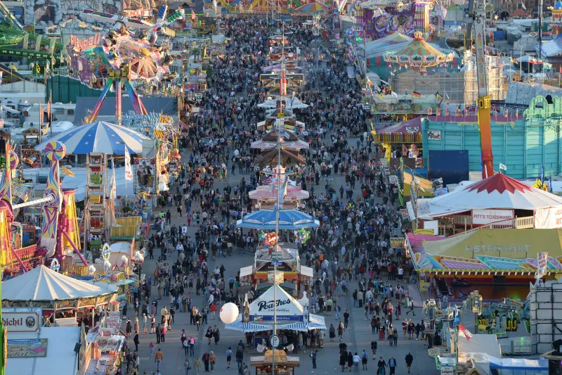 une photo prise le 21 septembre 2015 montre les motifs theresienwiese du festival de la bière oktoberfest à munich le plus grand festival de la bière au monde oktoberfest se déroule jusqu'au 4 octobre 2015 afp photo christof stache