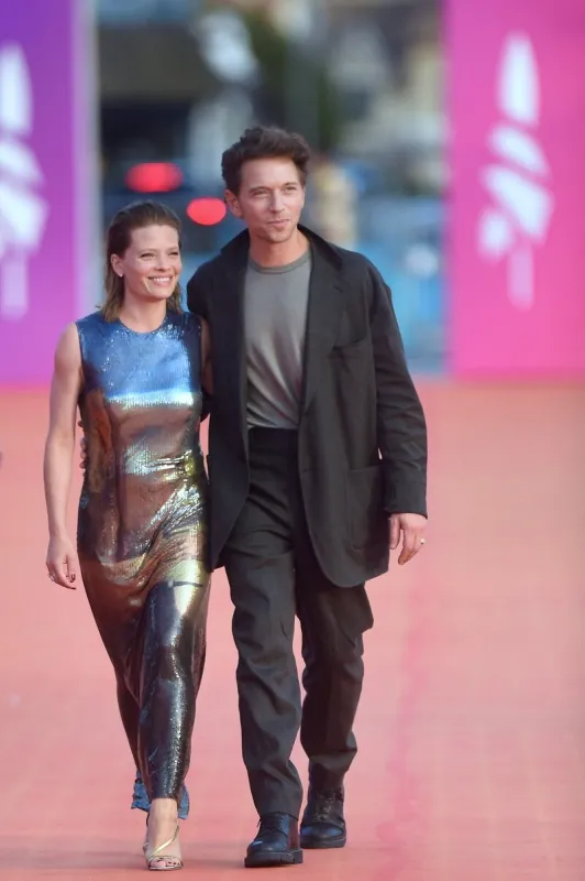 mélanie thierry et le chanteur raphael assistent à la première de la zone d'interet lors du 49e festival du film américain de deauville le 07 septembre 2023 à deauville, france photo par franck castel abacapresscom