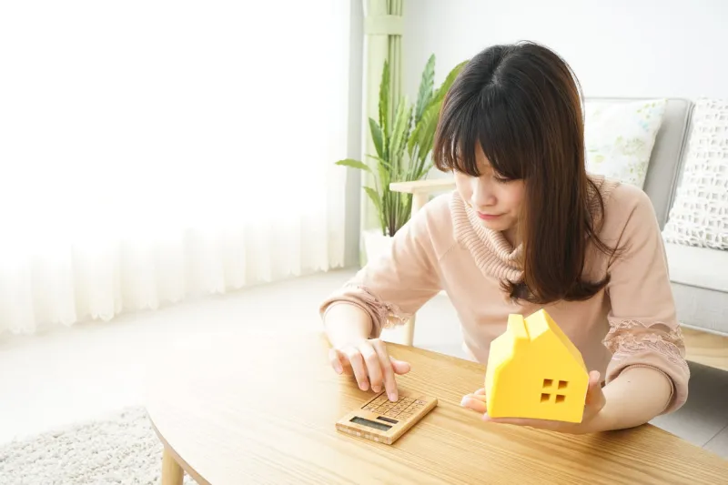 young woman looking for house