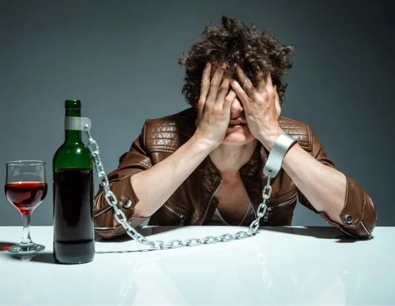 alcoolique dans le désespoir photo de la jeunesse accro à l'alcool, le concept de l'alcoolisme, problème social