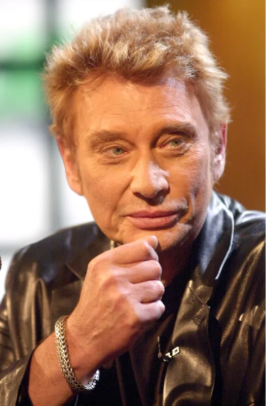 © andr pichette abaca 18397-9 montral, canada, 25 04 2000 johnny hallyday donne une confrence de presse pour la promotion de son prochain spectacle il a chang de look, il a ras son bouc mais a gard la moustache