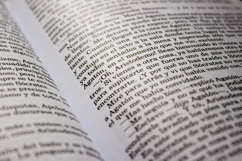 open book showing a dialogue in spanish