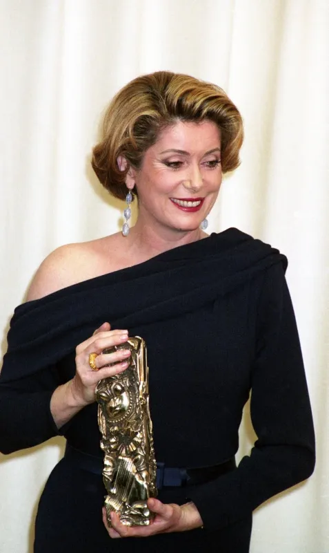 catherine deneuve reçoit le césar de la meilleure actrice pour son rôle dans indochine lors de la 18ème cérémonie des césar à paris, france, le 8 mars