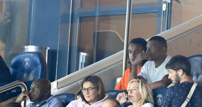 wilfrid mbappe, fayza lamari, ethan mbappe, kylian mbappe regardent le match de football de l1 française entre le paris saint-germain psg et le fc lorient au stade du parc des princes à paris le 12 août 2023 photo by lionel urman abacapresscom