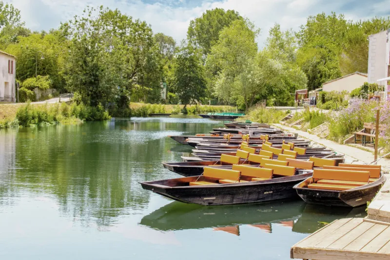 coulon, docking of boats on the sèvre-niortaise in the marais poitevin, poitou-charentes, deux-sèvres
