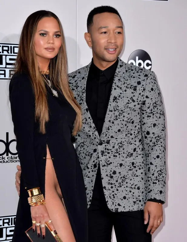 ama arrivals - chrissy teigen suffers a wardrobe malfunction - la