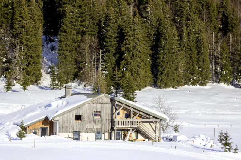 paysage jurassien en hiver la grosse batisse sort de la neige