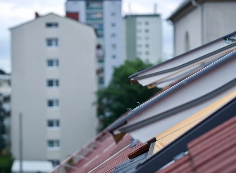 moderne velux-fenster einer dachgeschoss-wohnung