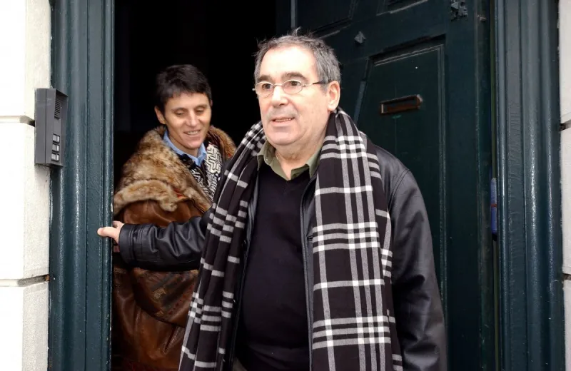 © arno alamo abaca 32274 toulouse-france 09 02 2002 claude nougaro a toulouse au profit des sinistres azf & sa femme helene (devant leur maison)