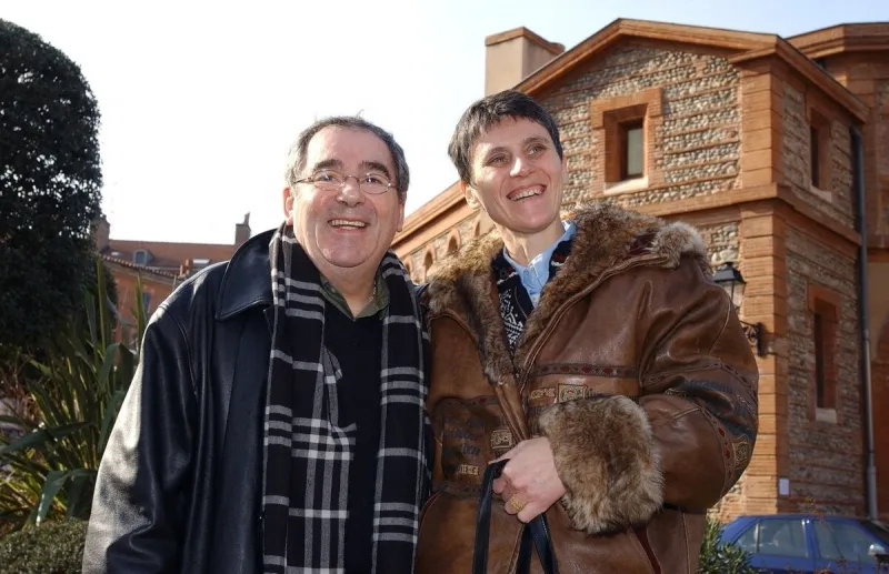 © arno alamo abaca 32274 toulouse-france 09 02 2002 claude nougaro a toulouse au profit des sinistres azf & sa femme helene (devant la salle de concert la halle aux grains)