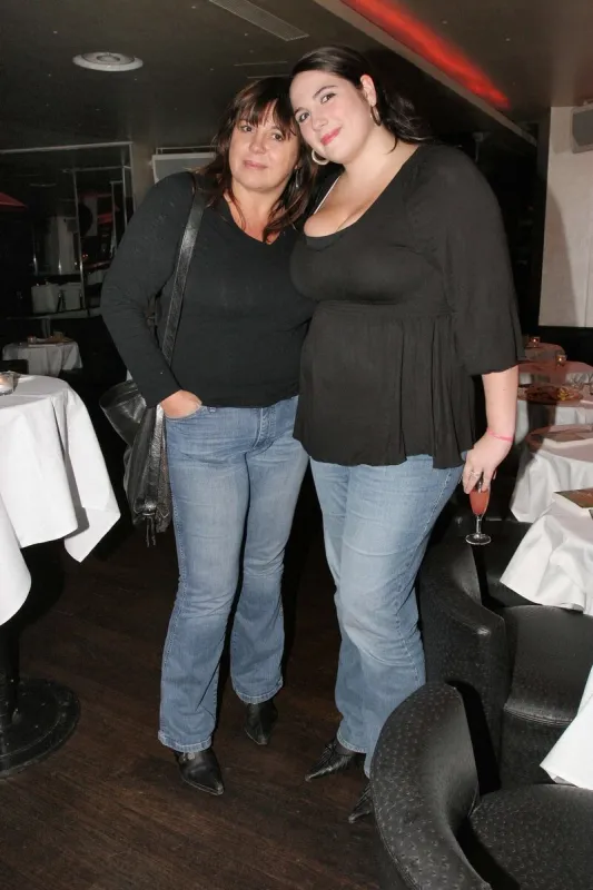 l'actrice française michèle bernier pose avec sa fille charlotte lors de la soirée de lancement du nouveau livre de laurence boccolini, 'mechante 2' à 'l'etoile' à paris, france, le 17 novembre 2005 photo by benoit pinguet abacapresscom