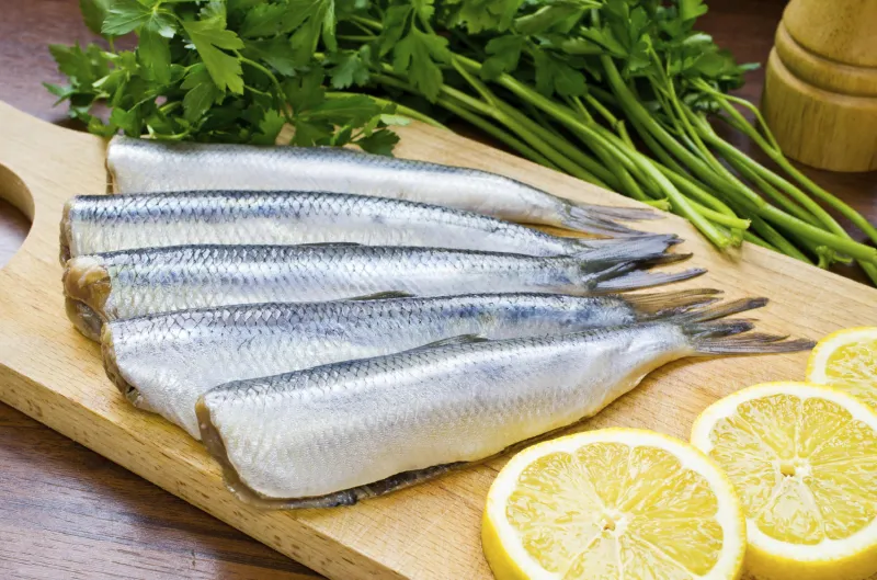 harengs bruts sur planche de bois
