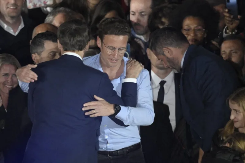 le président macron et son frère laurent au champ de mars - paris