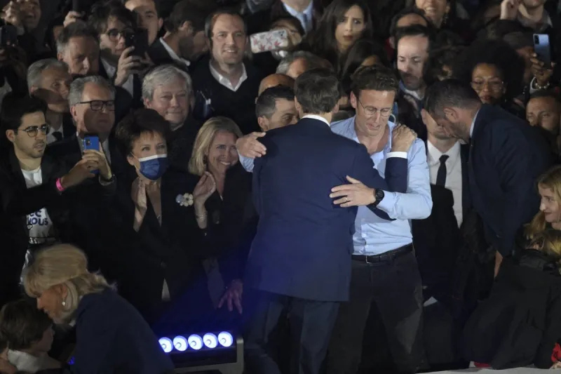 le président macron et son frère laurent au champ de mars - paris